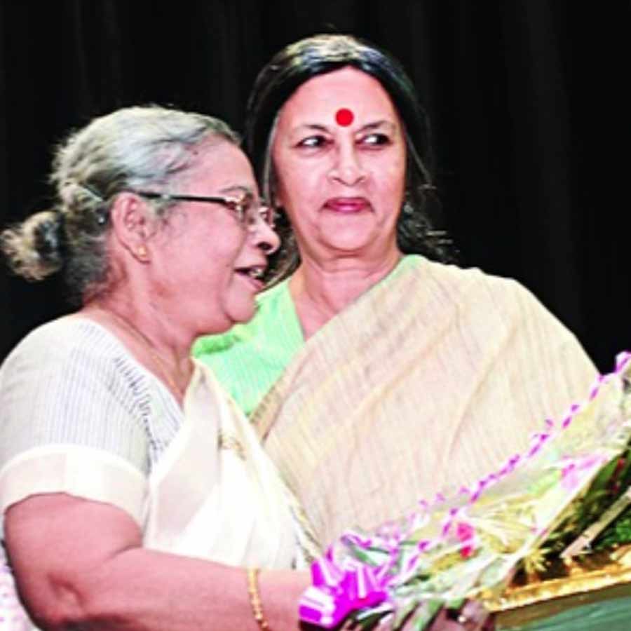 সিপিএম নেত্রী বৃন্দা কারাটের সঙ্গে বনানী বিশ্বাস (বাঁ দিকে)।