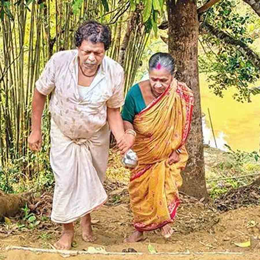 স্বামীকে এ ভাবেই আগলে রাখেন দীপালি।