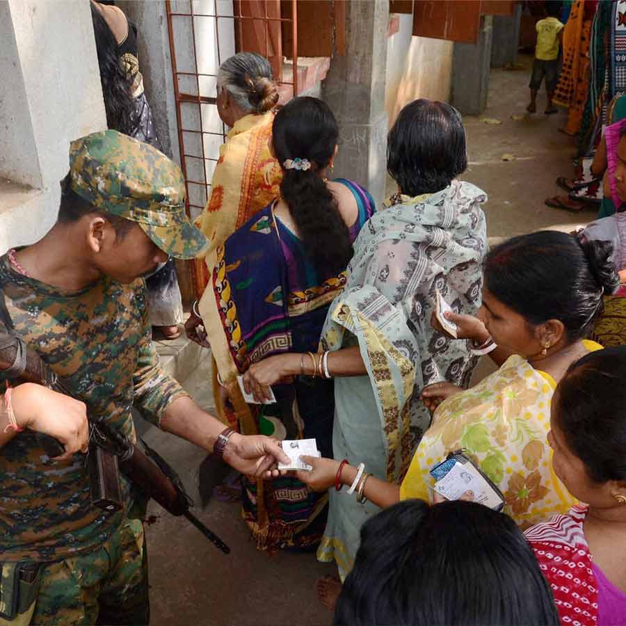 পশ্চিমবঙ্গে ৪৬৬০টি অতিরিক্ত বুথ তৈরি করছে নির্বাচন কমিশন।