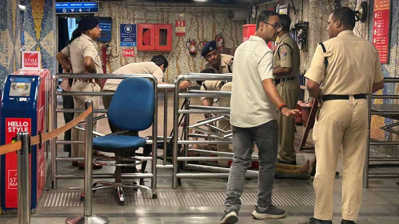 মহিলা উদ্ধার করে হাসপাতালে নিয়ে যাওয়া হচ্ছে।