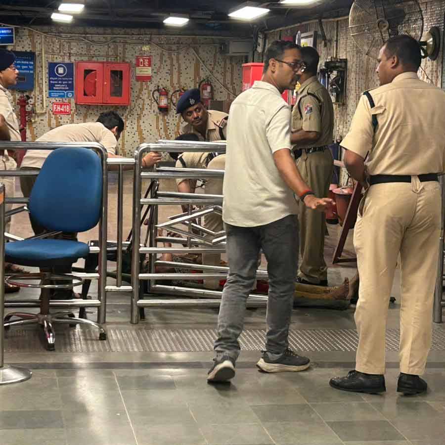 মহিলা উদ্ধার করে হাসপাতালে নিয়ে যাওয়া হচ্ছে।