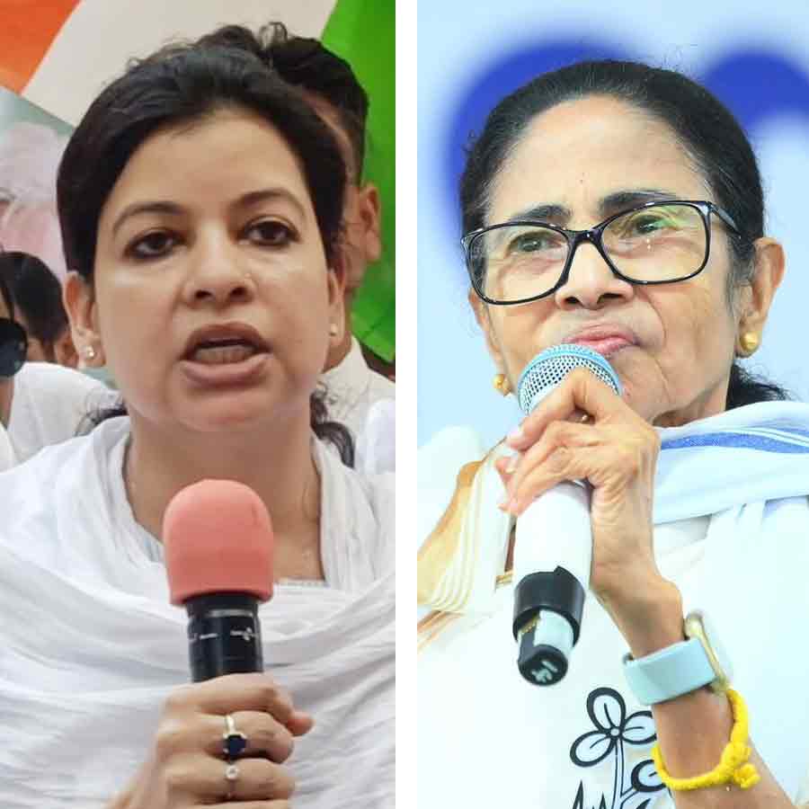 (বাঁ দিকে) রাজ্যসভার প্রাক্তন সাংসদ তৃণমূলত্যাগী মৌসম নুর। তৃণমূলনেত্রী মমতা বন্দ্যোপাধ্যায় (ডান দিকে)।