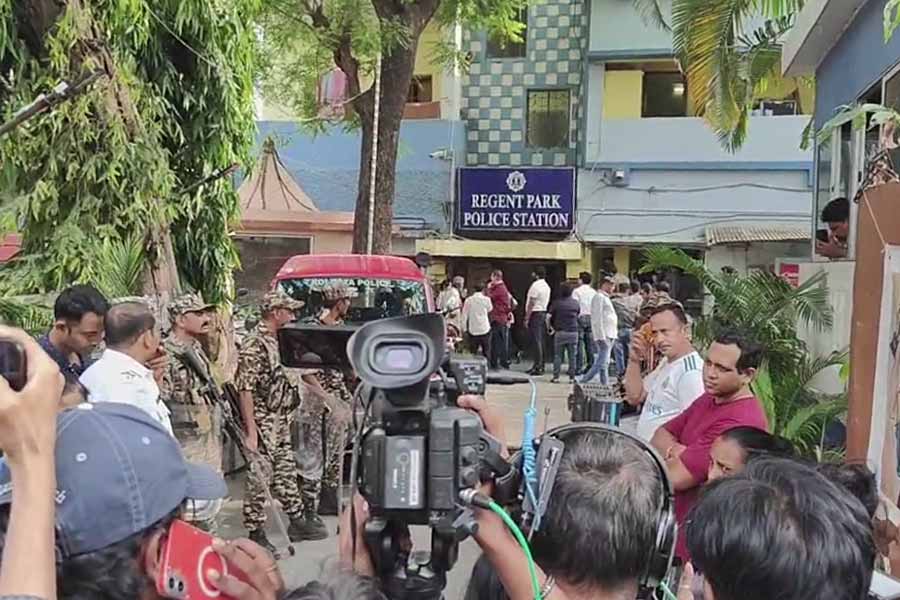 রিজেন্ট পার্ক থানায় প্রিয়াঙ্কাকে সঙ্গে নিয়ে আর্টিস ফোরামের সদস্যেরা। 
