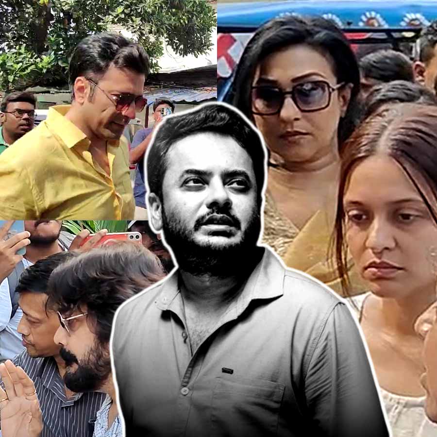 রিজেন্ট পার্ক থানায় প্রিয়াঙ্কা ও আর্টিস্ট ফোরামের সদস্যরা।