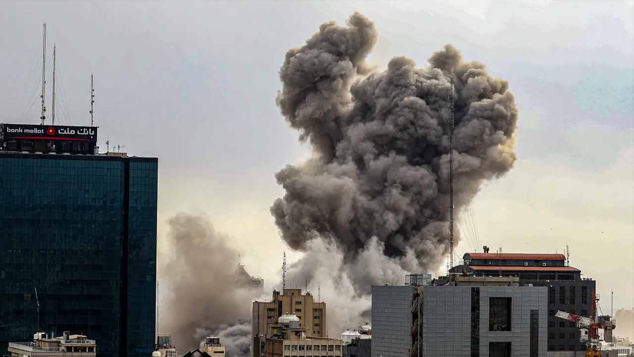 ক্ষেপণাস্ত্র হামলা ইরানের। ছবি: রয়টার্স।