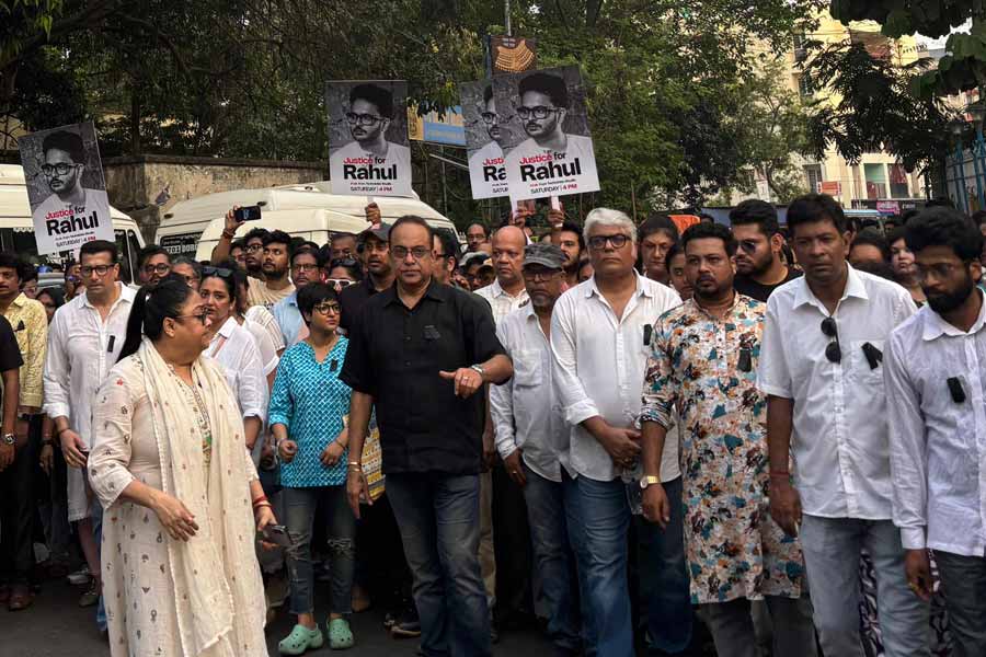 রাহুলের জন্য পথে নামলেন তারকারা। 