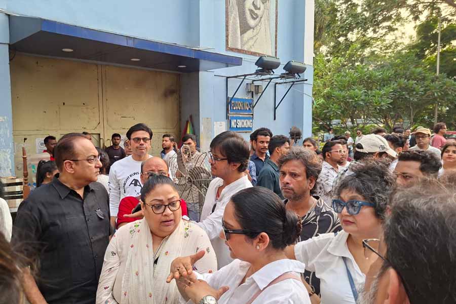 টেকনিশিয়ান স্টুডিয়োয় জড়ো হচ্ছিলেন তারকারা।