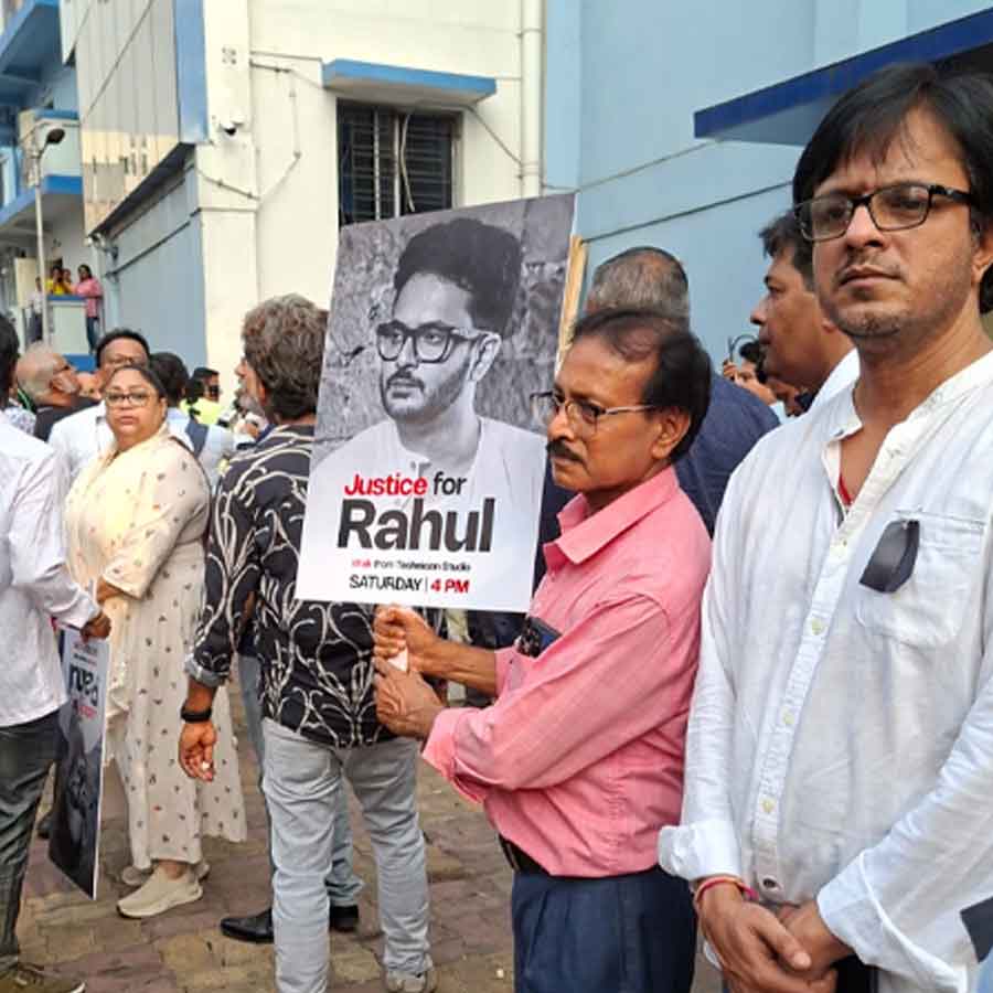 রাহুলের ছবি হাতে মিছিলে যোগ। 