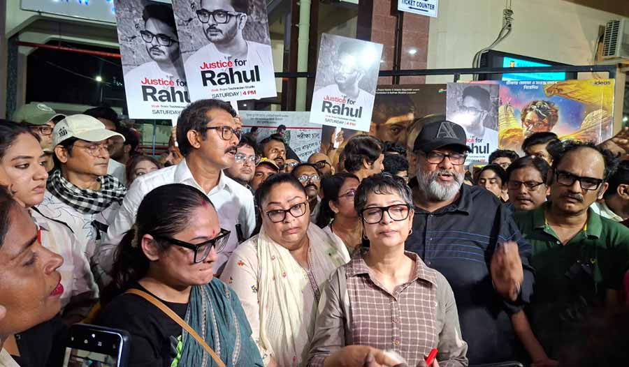 রাধা স্টুডিয়োয় মিছিল শেষে সাংবাদিকদের মুখোমুখি তারকারা। 