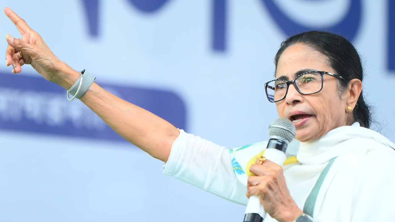 মালদহ কাণ্ডে ‘নির্দোষদের’ ধরা হচ্ছে! কমিশনকে তোপ মমতার, ধৃতের ‘তৃণমূল-ঘনিষ্ঠতার’ খোঁচা বিজেপির, অনুসন্ধান কোন পথে?