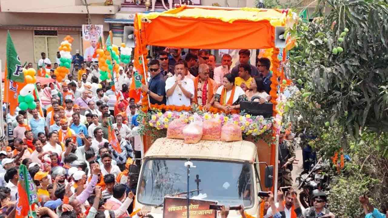 শনিবার খড়্গপুর সদরে দিলীপ ঘোষের মনোনয়ন পর্বের রোড শো। রয়েছেন শুভেন্দু অধিকারী, রেখা গুপ্ত।