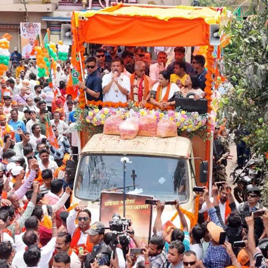 শনিবার খড়্গপুর সদরে দিলীপ ঘোষের মনোনয়ন পর্বের রোড শো। রয়েছেন শুভেন্দু অধিকারী, রেখা গুপ্ত।