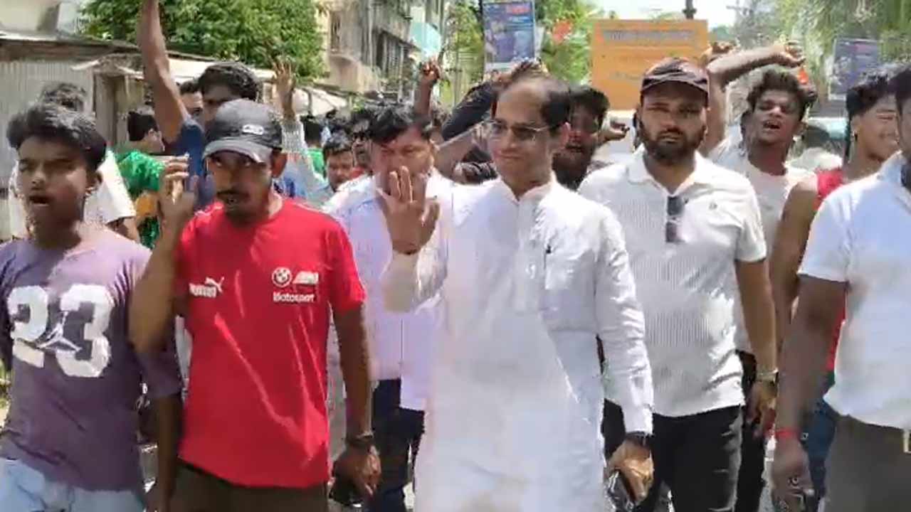 মনিরুল ইসলামের মনোনয়নপত্র জমা দিতে যাওয়ার মুহূর্ত।