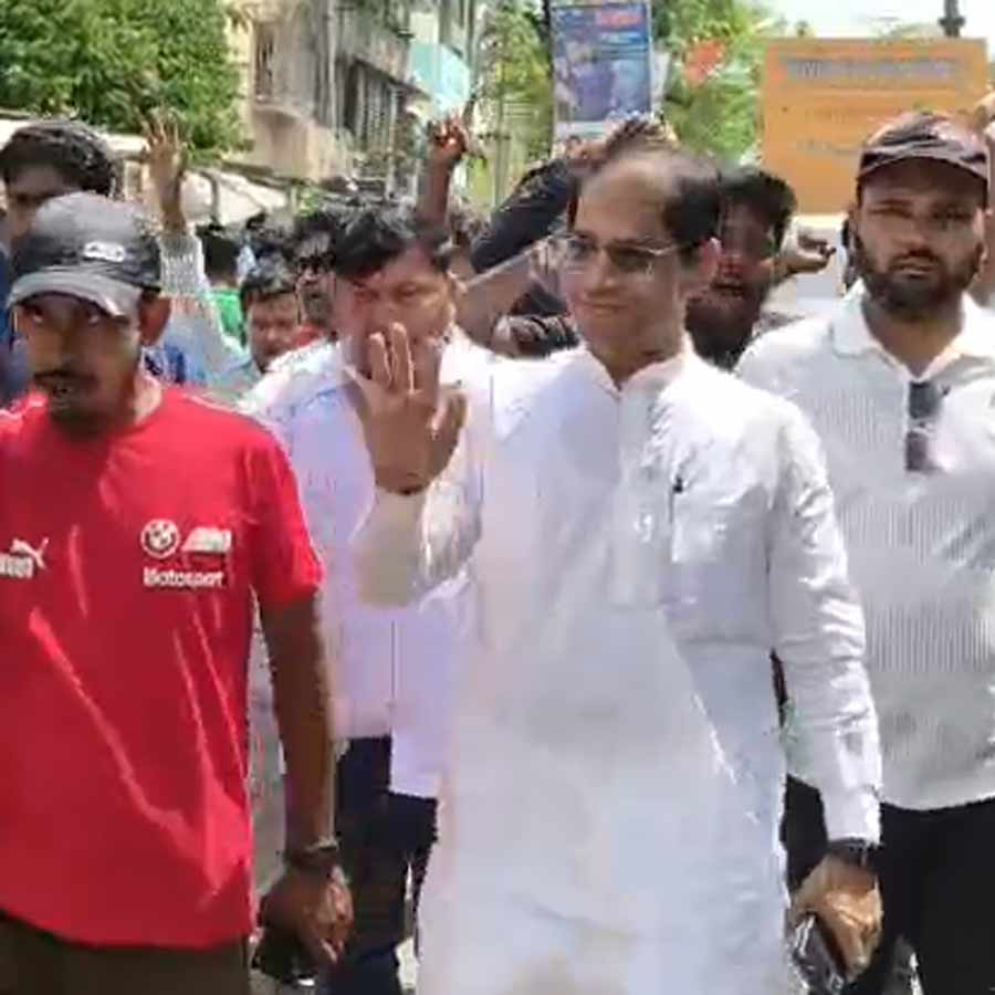 মনিরুল ইসলামের মনোনয়নপত্র জমা দিতে যাওয়ার মুহূর্ত।