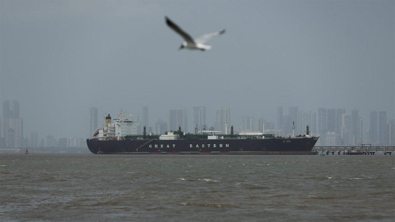 হরমুজ় পার করে মুম্বইয়ের বন্দরে এলপিজি খালাস করছে ‘জগ বসন্ত’ জাহাজটি। এ সপ্তাহে সেটি ভারতে পৌঁছয়।