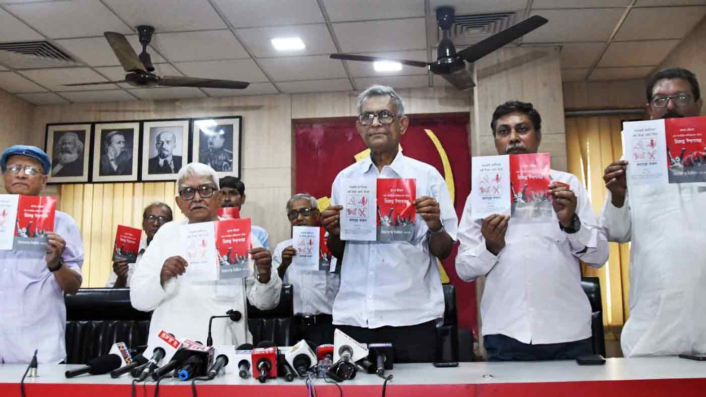 বামফ্রন্টের ইস্তাহার প্রকাশ। মুজফ্ফর আহমেদ ভবনে।