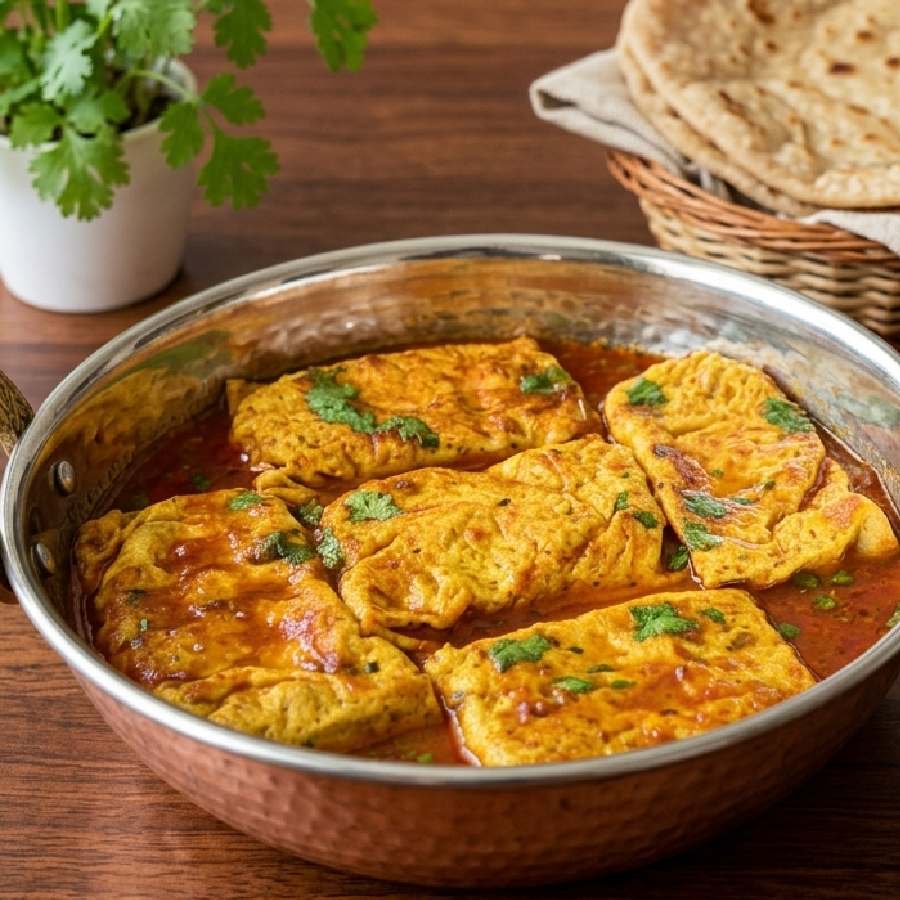 অমলেটের মতো দেখতে হলেও, অমলেট নয়। সয়াবিন দিয়ে কী ভাবে বানাবেন নিরামিষ ডিমের ঝোল।