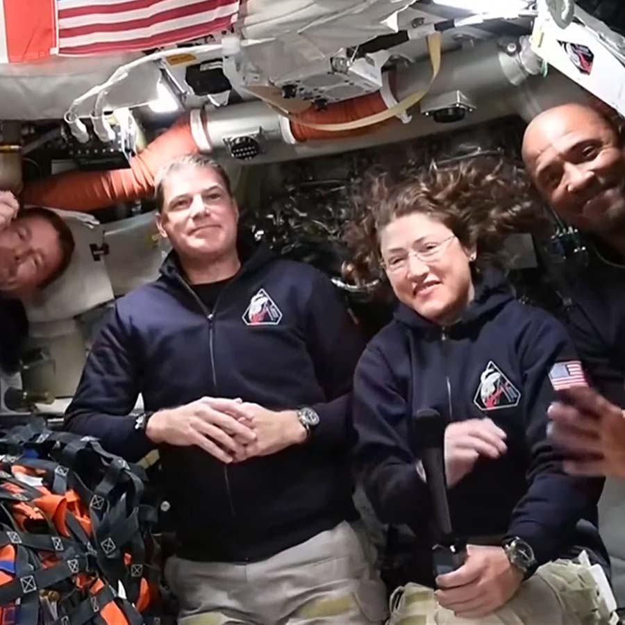 (বাঁ দিক থেকে) জেরেমি হানসেন, রিড ওয়াইসম্যান, ক্রিস্টিনা কোচ, ভিক্টর গ্লোভার।