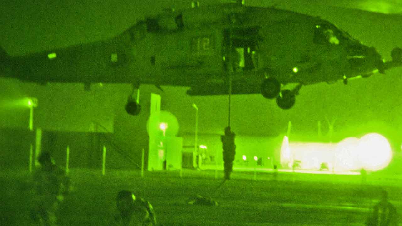 রাতের অন্ধকারে পাইলটকে উদ্ধার করেছে মার্কিন বায়ুসেনা।