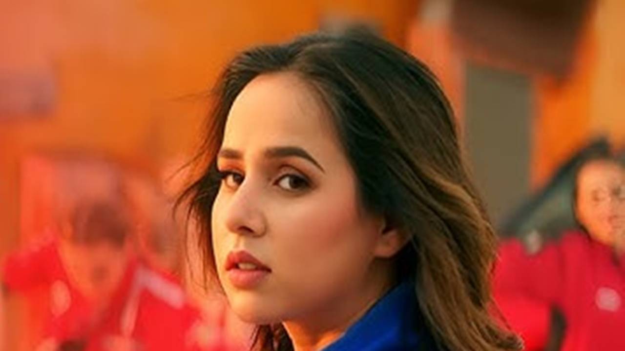 পঞ্জাবি গায়িকা সুনন্দা শর্মা।