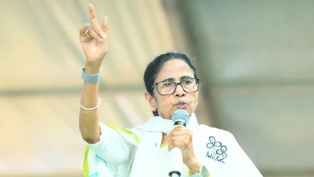 শমসেরগঞ্জে মুখ্যমন্ত্রী মমতা বন্দ্যোপাধ্যায়। নিজস্ব চিত্র।