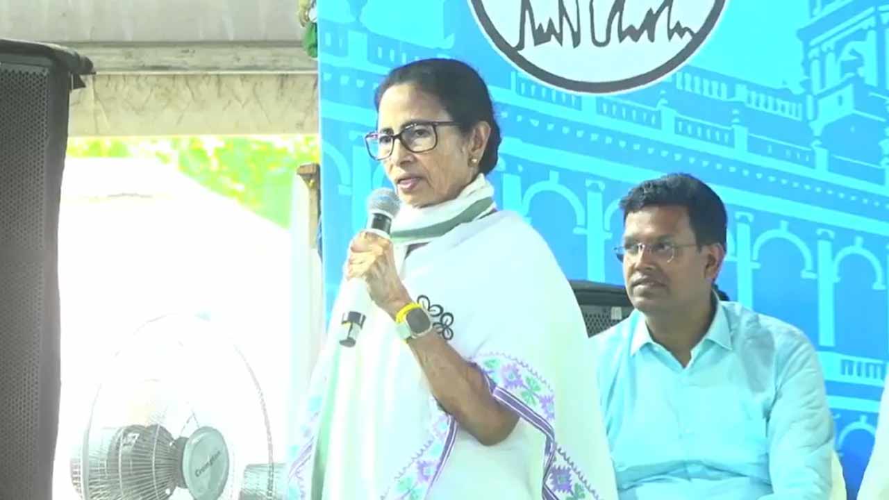 মুর্শিদাবাদে বিধানসভা ভোটের প্রচারে তৃণমূলনেত্রী মমতা বন্দ্যোপাধ্যায়। রবিবার।