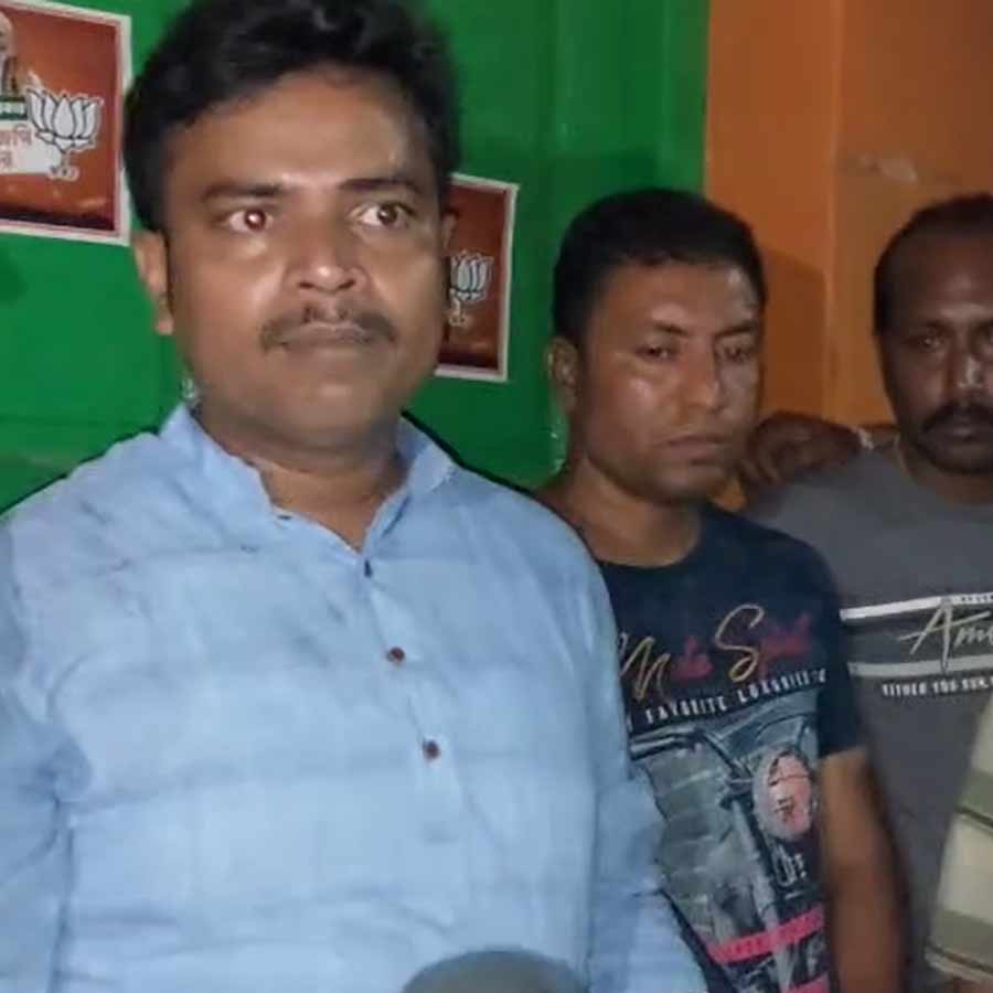 কৃষ্ণনগরে কার্যালয়ের সামনে দলীয় কর্মীদের একাংশের বিক্ষোভ।