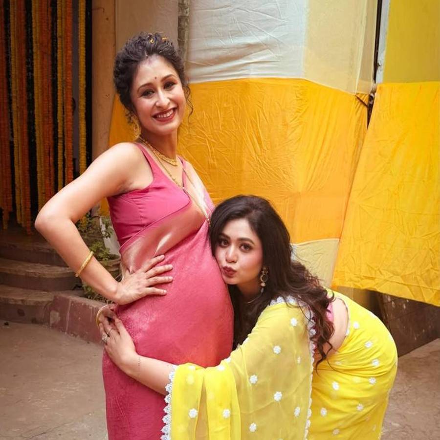 সাধভক্ষণ অনুষ্ঠানে দিদি চিত্রাঙ্গদার সঙ্গে ঋতাভরী।