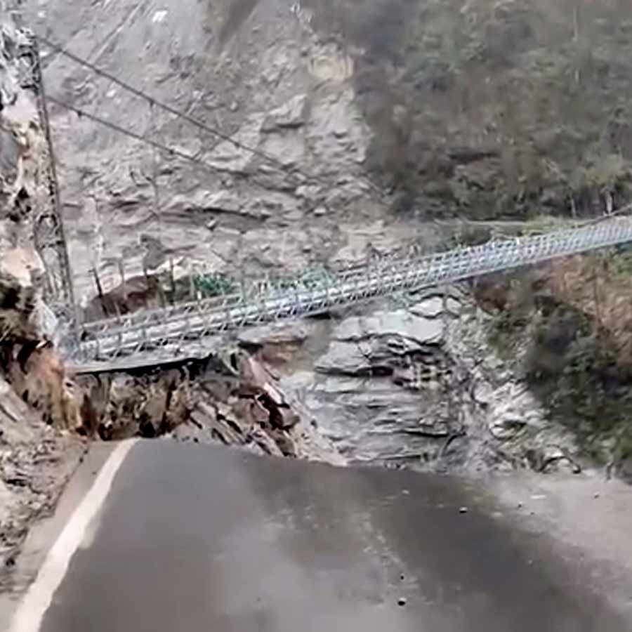 উত্তর সিকিমে লাচেনের রাস্তায় সেতু ভেঙে বিপর্যয়।