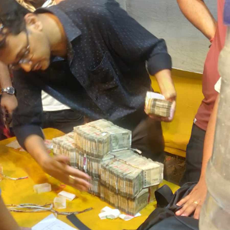 টালিগঞ্জ থেকে উদ্ধার হওয়া নগদ টাকা।