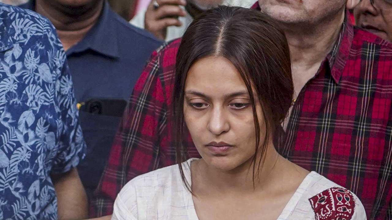 তালসারি থানায় মোট পাঁচ জনের বিরুদ্ধে অভিযোগ দায়ের করেছেন প্রিয়াঙ্কা।