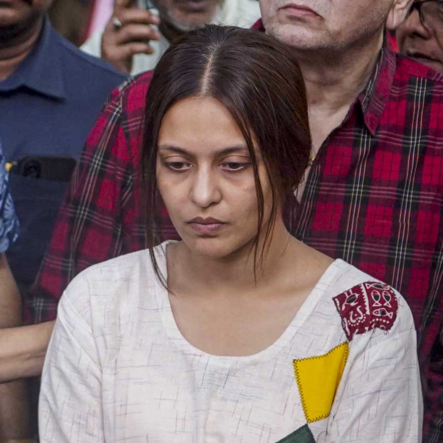 তালসারি থানায় মোট পাঁচ জনের বিরুদ্ধে অভিযোগ দায়ের করেছেন প্রিয়াঙ্কা।