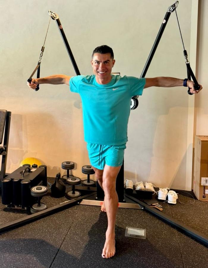 কেব্‌ল চেস্ট ফ্লাই অভ্যাস করছেন তারকা ফুটবলার। 