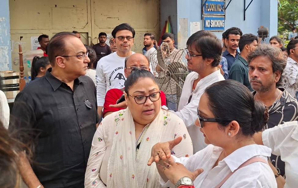 জবাব হাতড়াচ্ছেন অরিন্দম শীল, পিয়া সেনগুপ্ত, জুন মালিয়া।