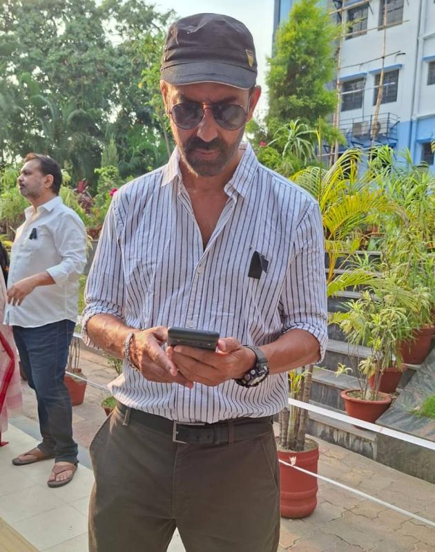 কালো ব্যাজ পরে প্রতিবাদী বাদশা মৈত্র।