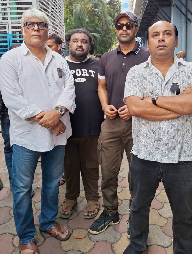 শোকস্তব্ধ পরিচালক-অভিনেতা জয়দীপ মুখোপাধ্যায়, পরিচালক অভিরূপ ঘোষ, ইন্দ্রজিৎ চক্রবর্তী, অনির্বাণ চক্রবর্তী।
