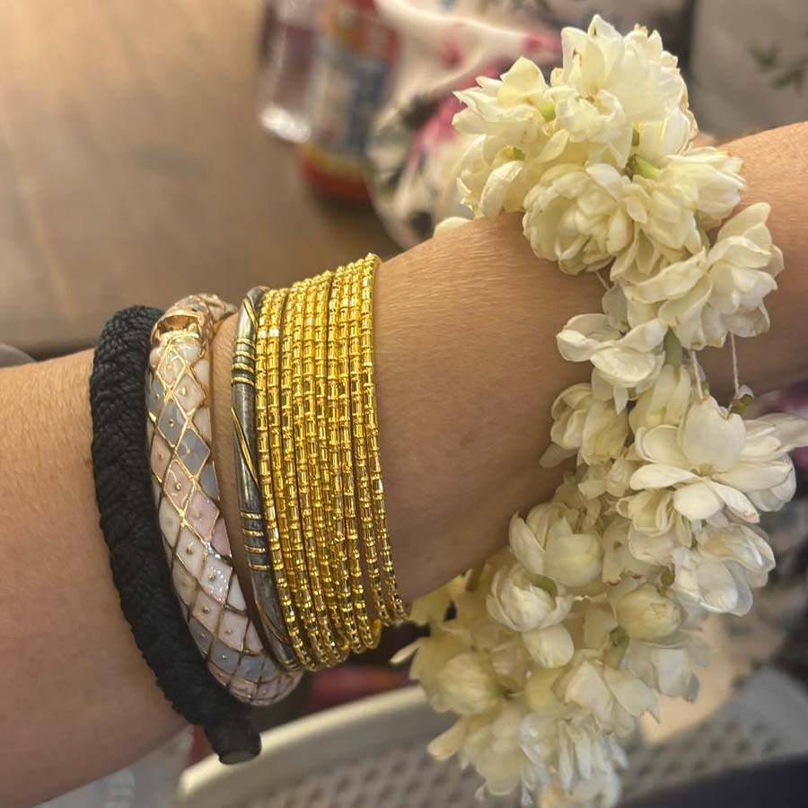 মায়ের একগোছা সোনার চুড়ি কন্যা মুনমুন সেনের হাতে। 