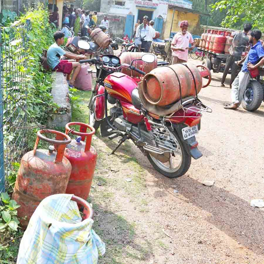 বুকিং করে সময় মতো রান্নার গ্যাস বাড়িতে না আসছে না বলে অভিযোগ গ্রাহকদের। তাই গুদাম থেকেই নিয়ে যাচ্ছেন গ্যাস।