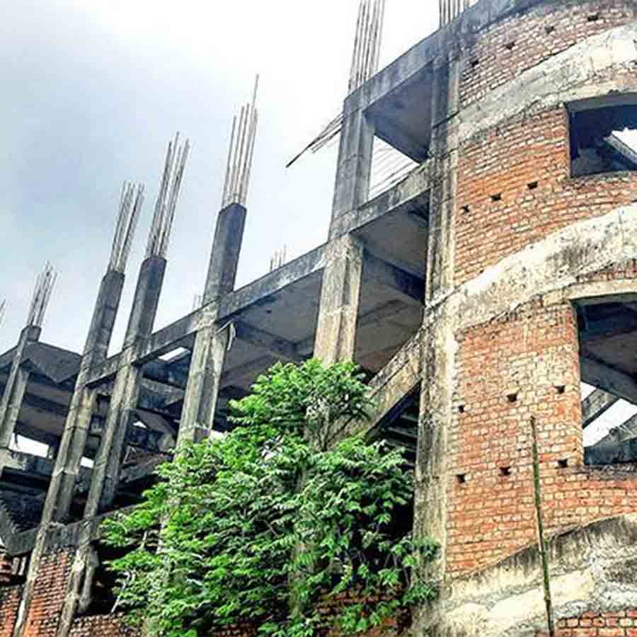 অসমাপ্ত রবীন্দ্রভবনের নির্মাণ কাজ। শনিবার রানাঘাটে।