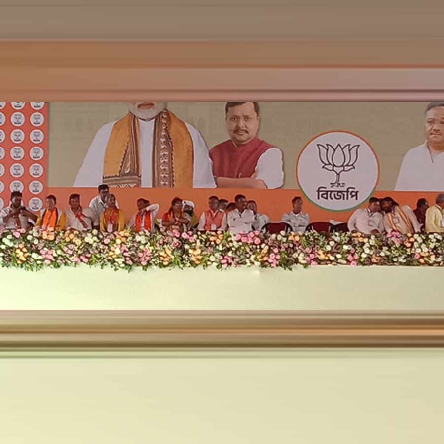 প্রধানমন্ত্রী নরেন্দ্র মোদীর সভায় উপস্থিত অনন্ত মহারাজ ও বংশীবদন বর্মণ।