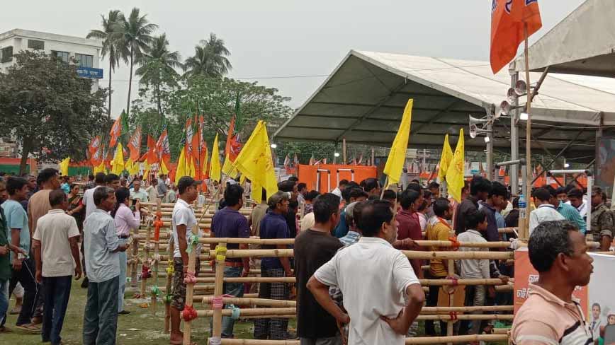 সভাস্থলে বিজেপি ও গ্রেটার কোচবিহার সংগঠনের পতাকা। 