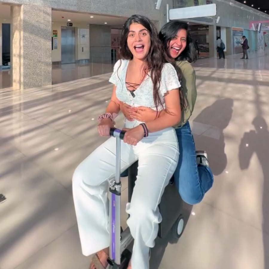 স্যুটকেস স্কুটার চাপতে হবে এই ভাবেই।