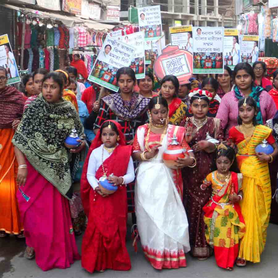 ভরসা: লক্ষ্মীর ভান্ডারের টাকা বাড়ায় প্রকল্পের প্রাপকদের আনন্দ-মিছিল। ৬ ফেব্রুয়ারি ২০২৬, বালুরঘাট।
