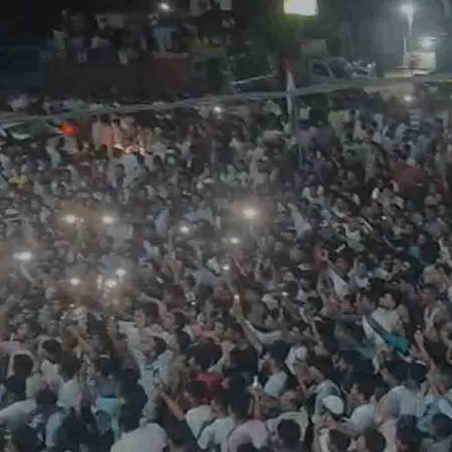 মালদহে ভোটার তালিকা থেকে ‘নাম বাদ পড়ার’ প্রতিবাদে বিক্ষোভ স্থানীয় বাসিন্দাদের।