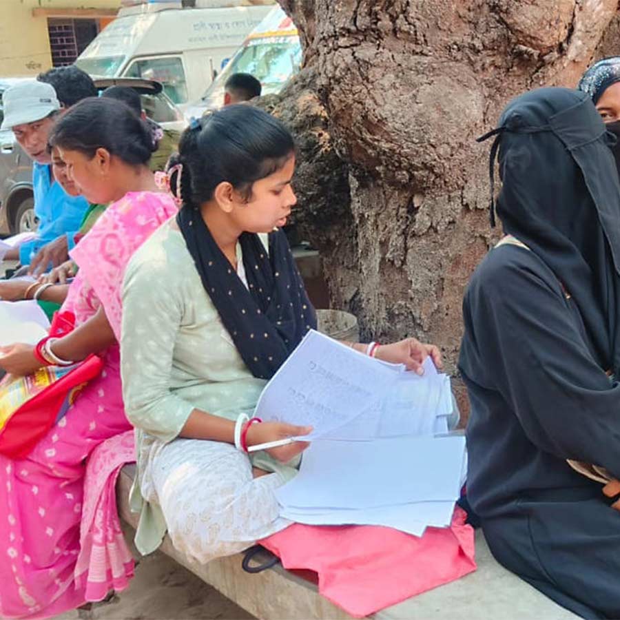 ভোটার তালিকা থেকে নাম বাদ পড়া মানুষজন ভিড় জমিয়েছেন পান্ডুয়া ব্লক অফিসে।