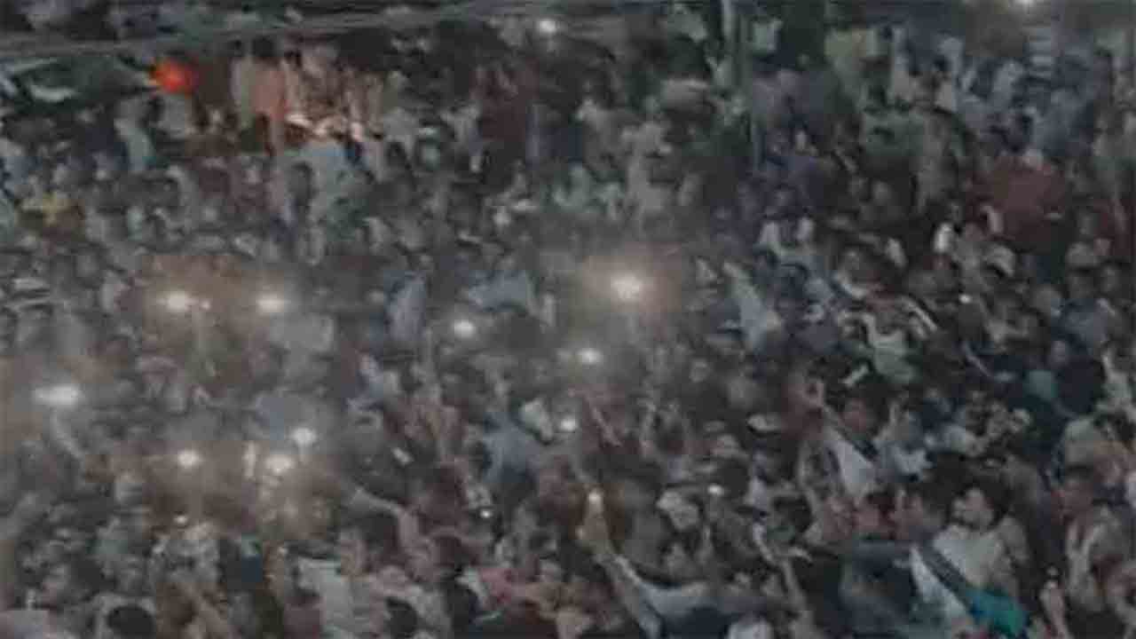 মালদহে ভোটার তালিকা থেকে ‘নাম বাদ পড়ার’ প্রতিবাদে বিক্ষোভ স্থানীয় বাসিন্দাদের।