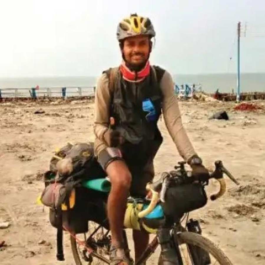 এই সাইকেলে চেপেই দূষণমুক্তি বার্তা দিলেন শুভম পাল।