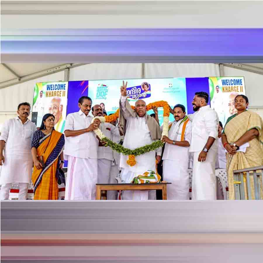 বিধানসভা নির্বাচনের প্রচারে কংগ্রেসের সর্বভারতীয় সভাপতি মল্লিকার্জুন খড়্গে। মঞ্চে এআইসিসি-র পর্যবেক্ষক দীপা দাশমুন্সিও।