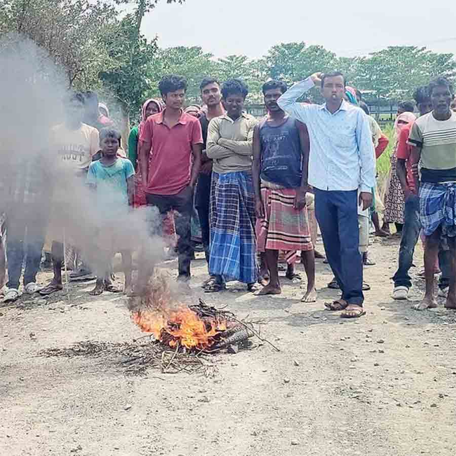 পথশ্রীর রাস্তা তৈরিতে নিম্নমানের সামগ্রী ব্যবহারের অভিযোগে বিক্ষোভ। পাড়ুইয়ের মালা গ্রামে। রবিবার।