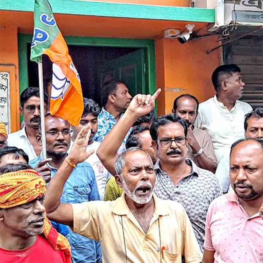 বিক্ষোভ কর্মী-সমর্থকদের। রবিবার কৃষ্ণনগরে।